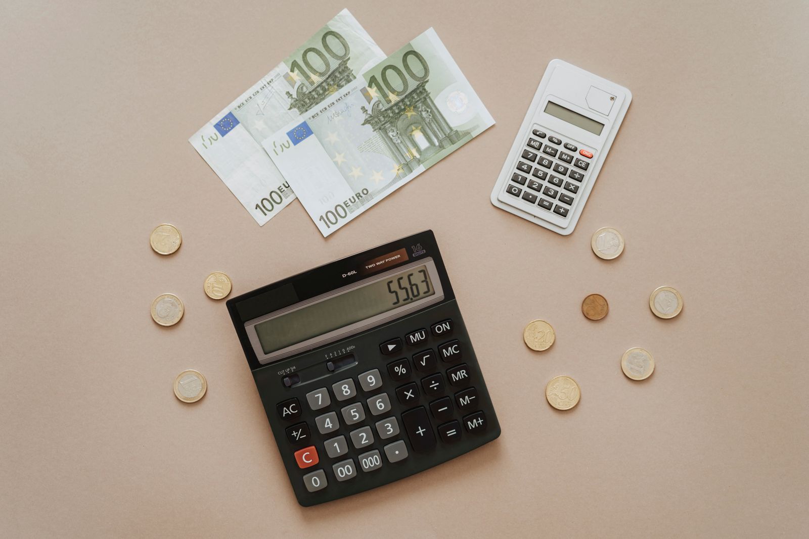 Kalkulatory, monety i banknoty na stole, planowanie budżetu na publikacje z linkami
