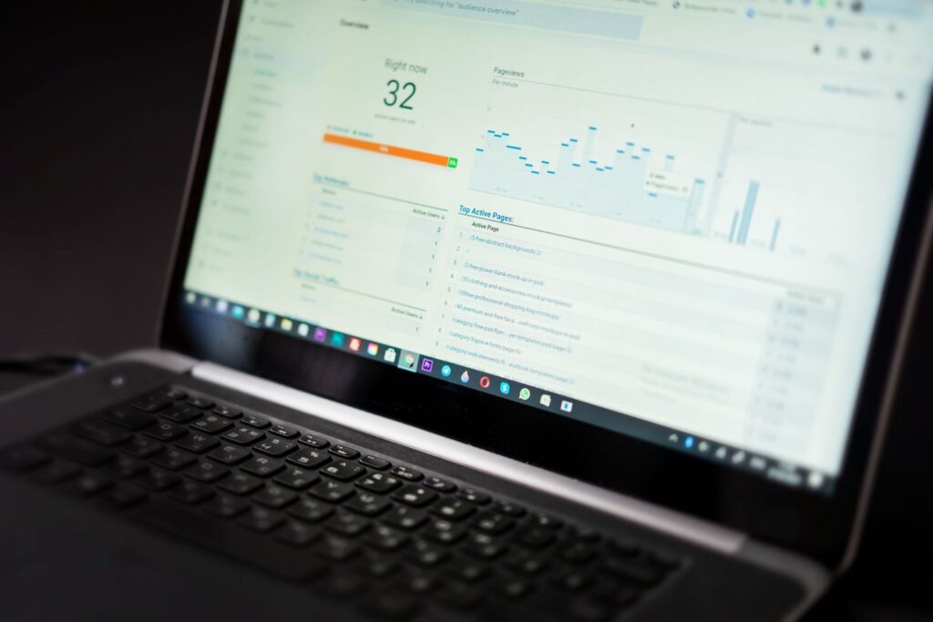 Dane w Google Search Console na ekranie laptopa podczas diagnozy filtra Google