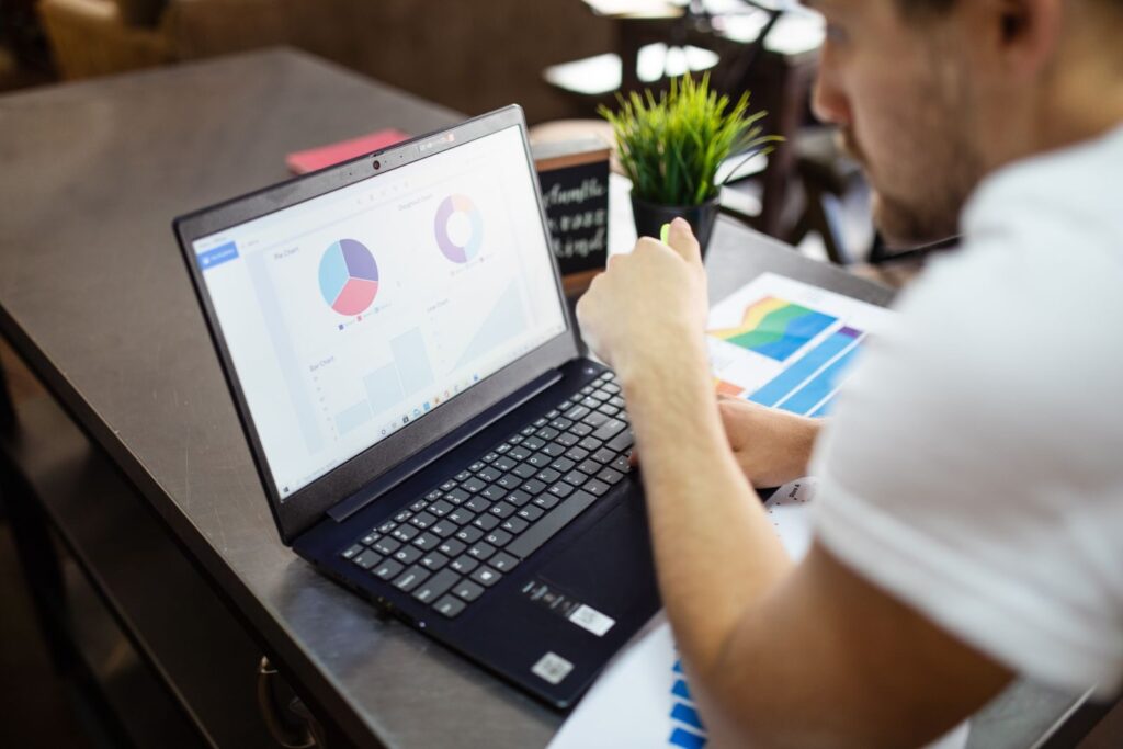 Analiza wykresów i KPI link buildingu na ekranie laptopa