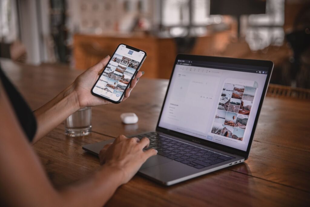 Publikacja wniosków z raportu w mediach społecznościowych na telefonie i laptopie